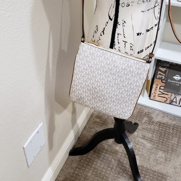 Michael Kors Small Signature Flat Crossbody - Picture 4 of 5